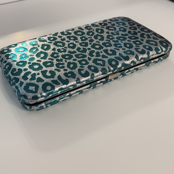 Metallic Green & Silver Cheetah Print Wallet - ID slot, credit card holders NWOT - Picture 10 of 11